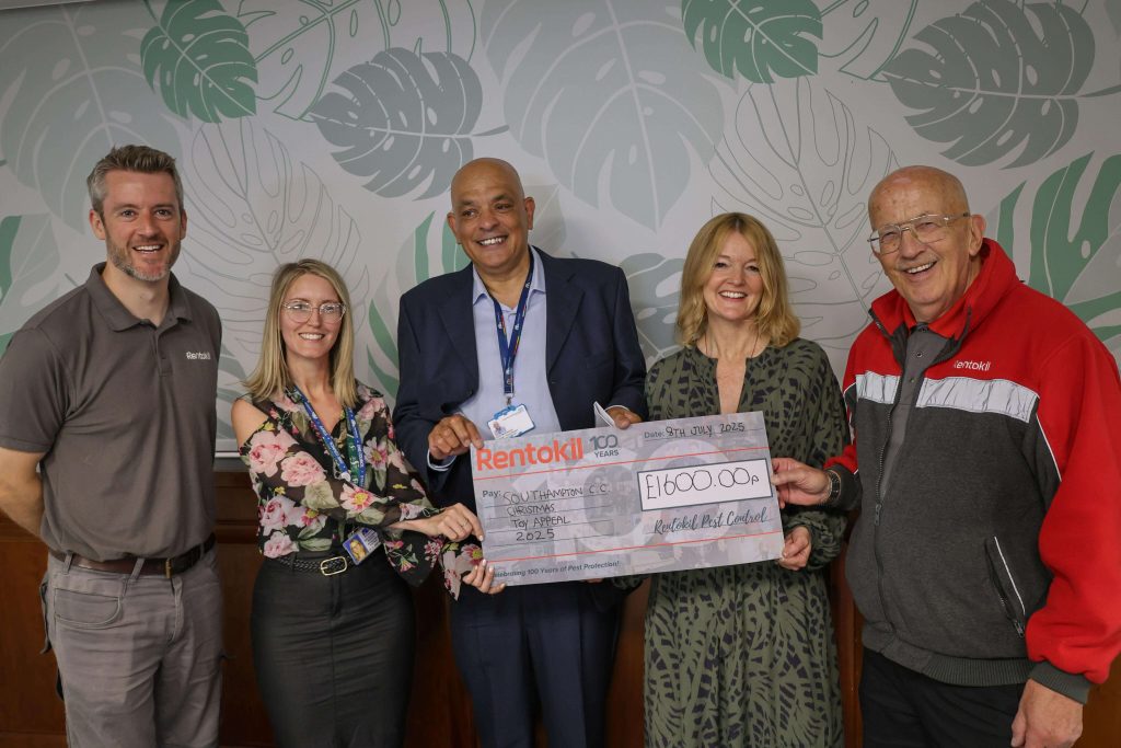 1southampton-toy-appeal-charity-donation-R100-Rentokil