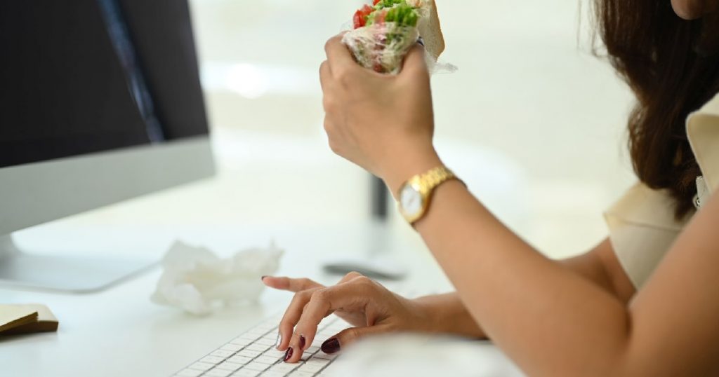 crumbs-from-food-eaten-at-desk-in-office-can-attract-mice